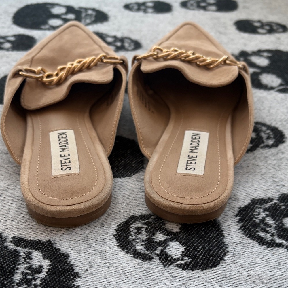 Steve Madden Tan Suede Mules with Gold Chain - Picture 4 of 6